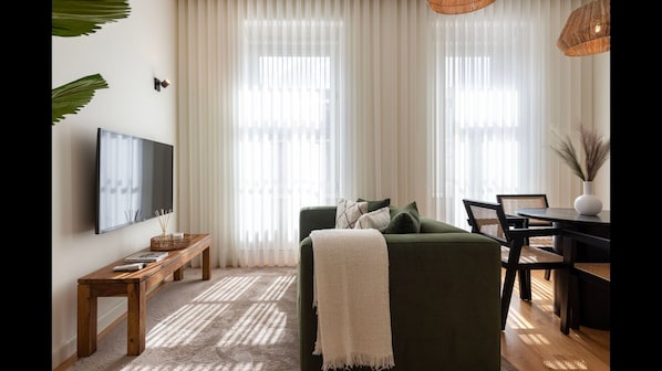 Beautifully decorated living room with high quality furniture and plenty of natural light coming in. #bright #airbnb #lovelystay