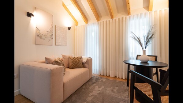 Beautifully decorated living room with high quality furniture and plenty of natural light coming in. #bright #airbnb #lovelystay