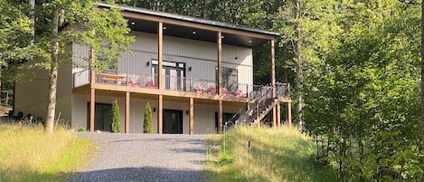 MOD Mountain Hideaway is in an idyllic setting, surrounded by woods.