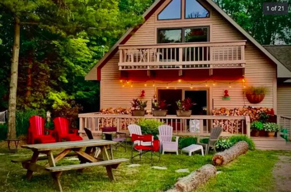 Lake breezes & views in a cheerful chalet for your small group summer getaway!