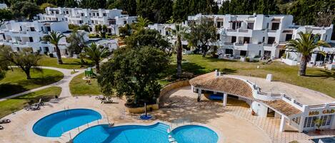 Piscina rodeada de área verde