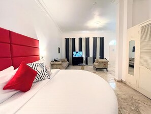 Room with 1 King Bed. Exact unit will be assigned upon arrival. Views, colors and decor may vary.