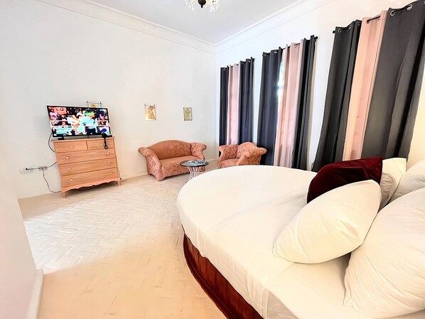 Room with 1 King Bed. Exact unit will be assigned upon arrival. Views, colors and decor may vary.