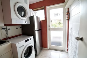 Own private Washer & Dryer + 2rd Fridge 