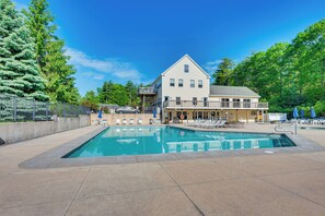 Community Pool & Hot Tub