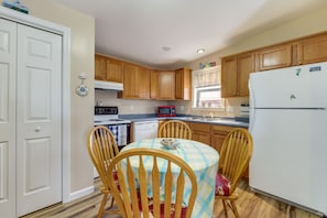 Dining Area | Dishware/Flatware Provided