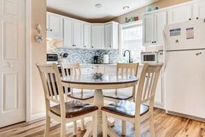 Dining Area | Dishware/Flatware Provided