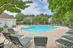 Community Amenities | Outdoor Pool | On-Site Golf Course | Sand Volleyball Court