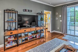 Living Room | Smart TV | Board Games