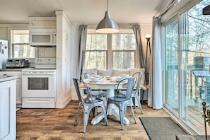 Dining Area | Dishware & Flatware Provided