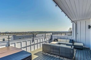Spacious rooftop with Nashville's skyline in the distance PLUS hot tub.