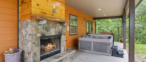 Enjoy cozy nights by the outdoor FP & a soak in the hot tub under the stars!