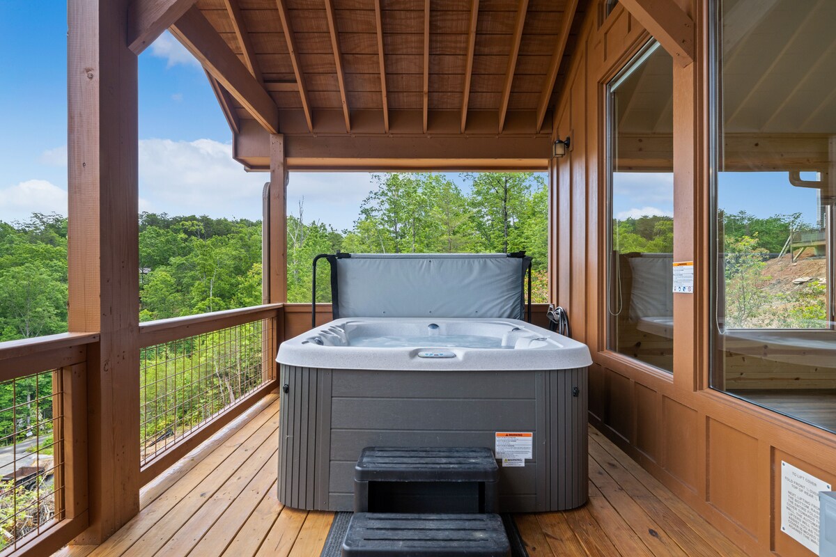 Brand-new cabin with stunning mountain view, deck, hot tub, & fireplace