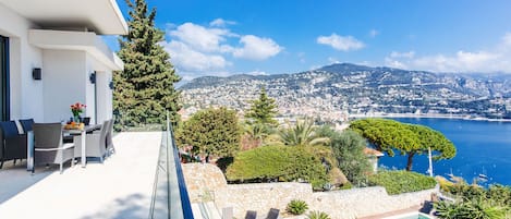 La terraza con vista al mar y piscina