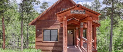 Welcome to Stem Winder Lodge managed by Deadwood Connections
