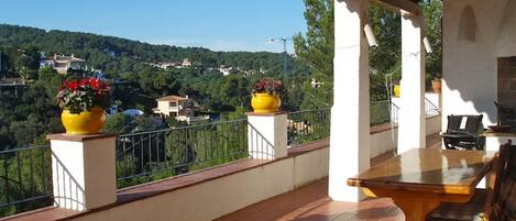 Superb detached house in Residential area with amazing views.1.5km to Beach.7px