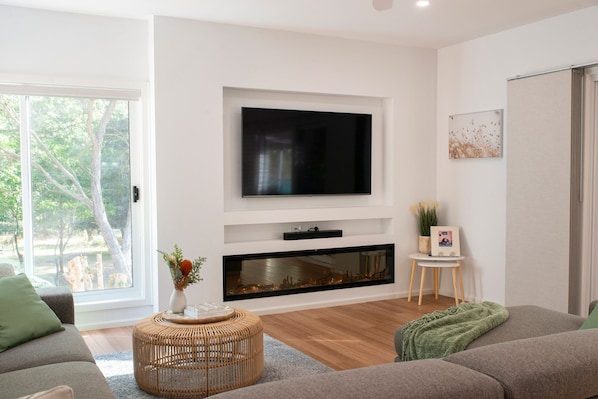 Experience comfort with Smart TV, sound system, and electric log fire for a cozy stay!