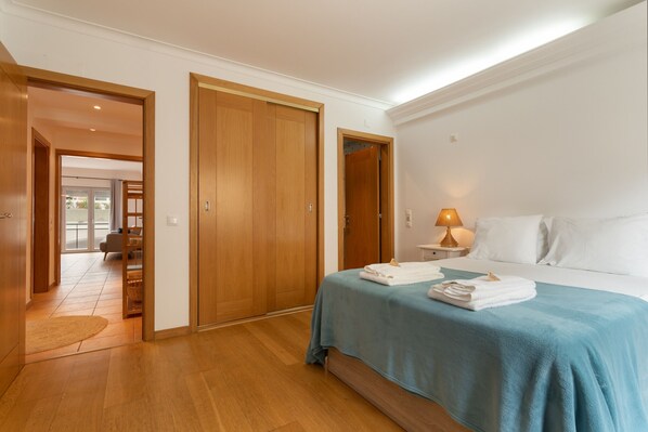 Master bedroom in apartment in Sesimbra