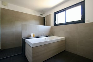 Salle de bains avec douche à l'italienne à l'étage