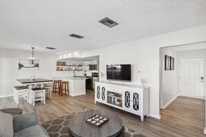 Regency Cabana D2 - Living Room/Kitchen