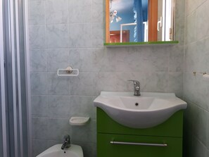 Bagno 1. con doccia e bidet