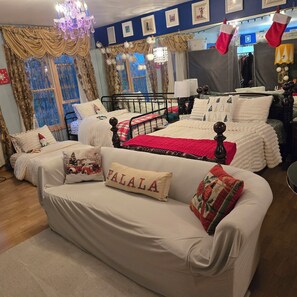 Holiday room for 4 with 🎁 gifts!