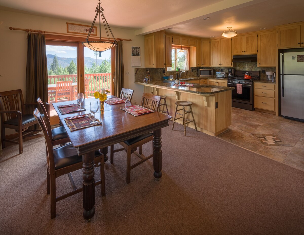 Premier Yosemite/Foresta home with views of Half Dome and El Cap from all rooms!