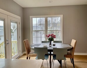 Dining comfortable for 6