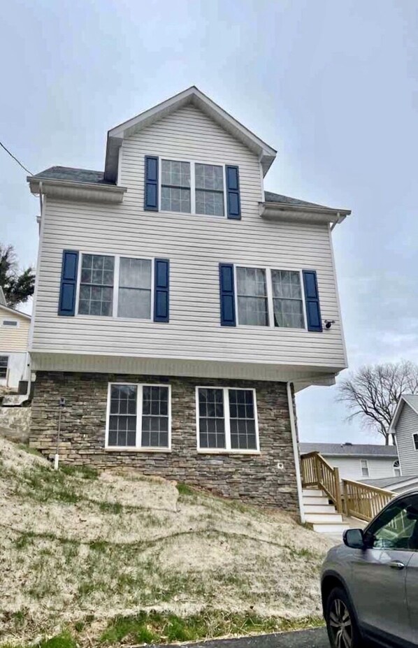 Welcome to the Chesapeake Bay Hideaway 3 story new construction 