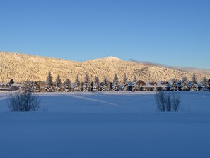 Amazing views master from every room. 6 miles to Tam and 2 to Lake Cascade