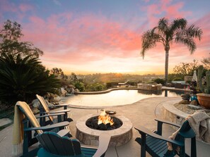 Gas Fire Pit and Stunning Sunsets & 360 Degree Views 