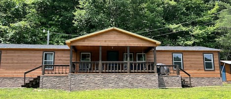 Front view of the cabin and covered porch 