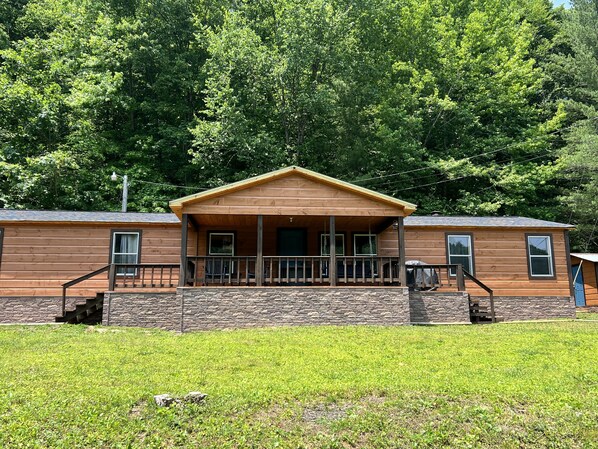 Front view of the cabin and covered porch 