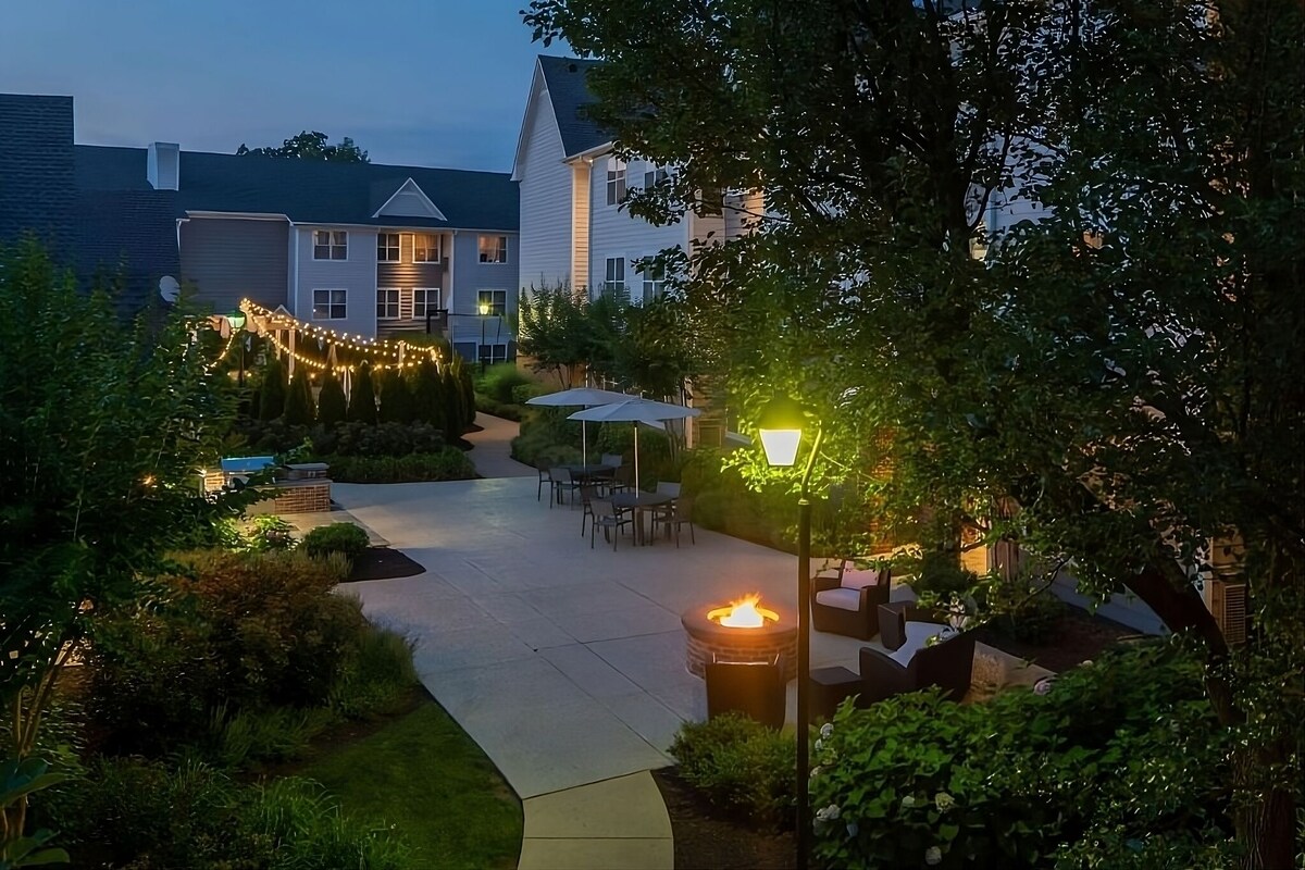 Versatile Family Gem! Free Breakfast, Pets Allowed, Near Oxhill Battlefield Park