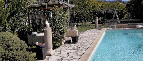 voici la piscine que nous partagerons en toute amitie