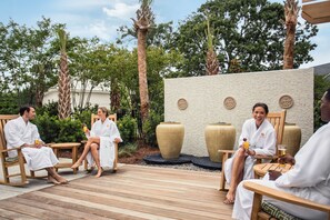 Spa33 - At Spa 33 you can get a facial, massage, manicure and pedicure, professional hair styling and makeup application or you can simply enjoy the serenity of the outdoors.