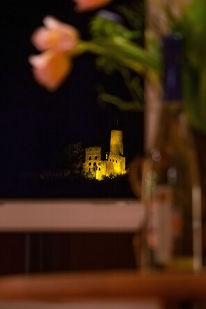 malerischer Blick auf die Strahlenburg vom Esszimmer aus