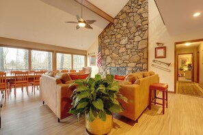 Living Room | Free WiFi | Central A/C | Smart TV