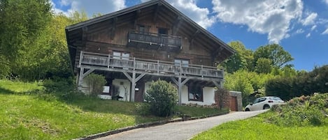 Grand chalet canadien (220 M2) pour 14 personnes dans les Vosges du Nord. 