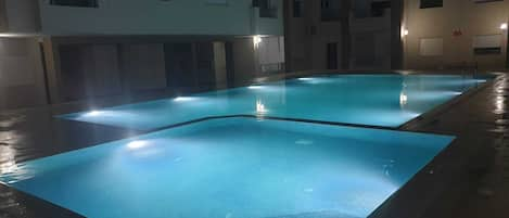 Swimmingpool by night