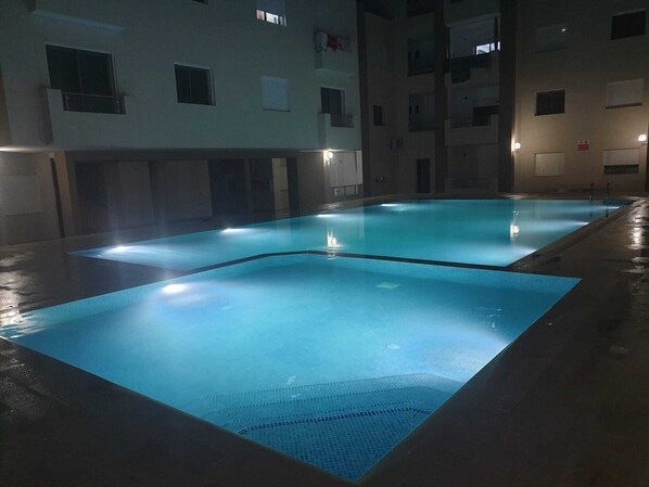 Swimmingpool by night