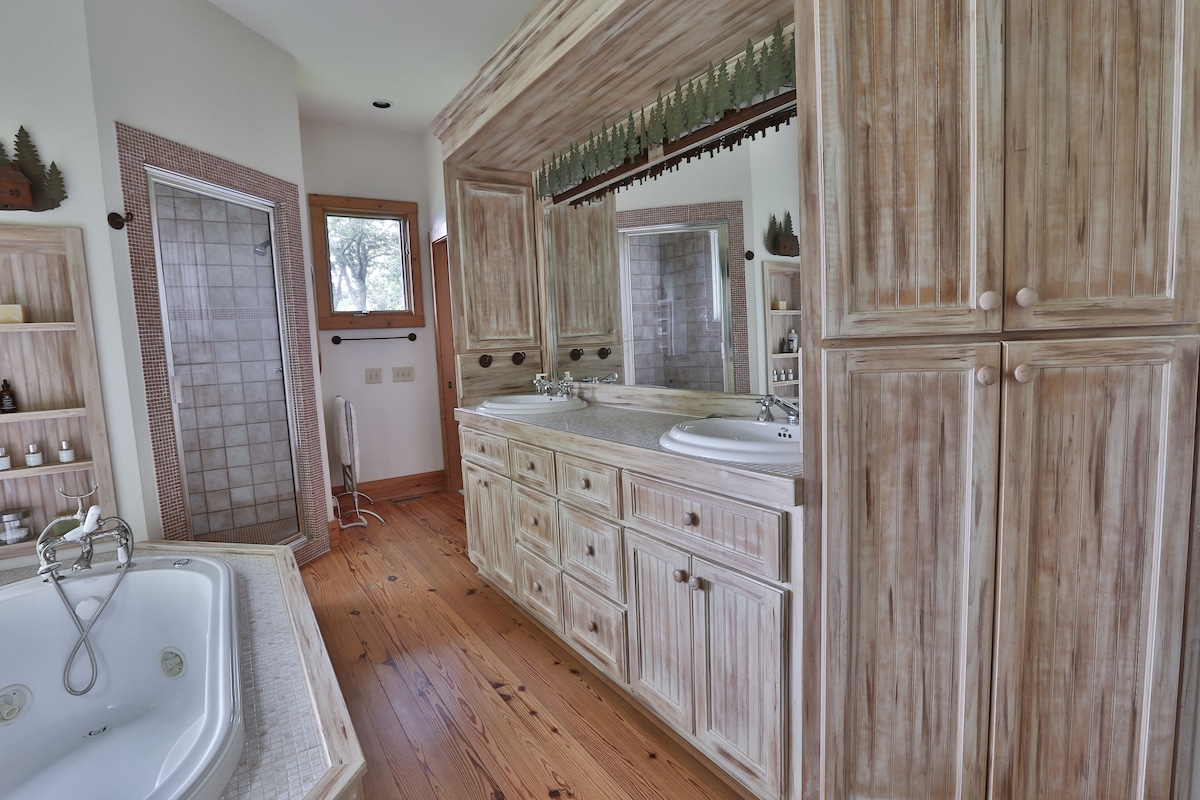 Highland Lodge, Big Canoe, Year round view of Amicalola Falls, New Hot Tub!