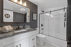 Stylish full Bathroom