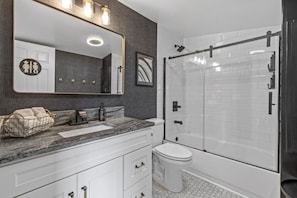 Stylish full Bathroom