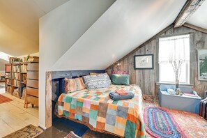 Living Area | 2nd-Floor Unit | No A/C | Free WiFi | Sleeper Sofa