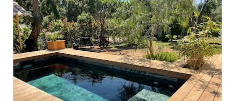 Piscine chauffée pour les mois qui le nécessitent chaise longues et transats