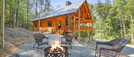 Beautiful log cabin isolated amongst tall pine trees