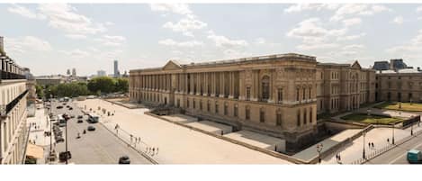 Meet your billion dollar view!  Apt is literally opposite the Louvre.  Enjoy! 