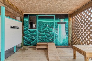 Feel at sea even when at home. Rinse the sand off in the outdoor shower