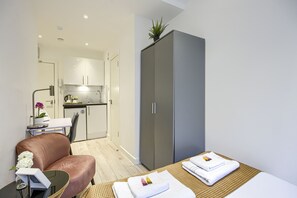 Studio-Superior-Ensuite-Garden view-2